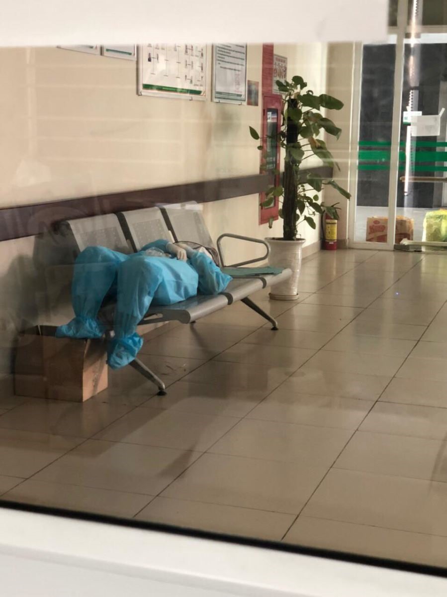 Một nhân viên tế Bệnh viện Bệnh nhiệt đới Trung ương tạm nghỉ khi đã quá mệt, nhưng không rời bộ đồ bảo hộ.