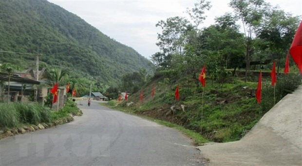 Cờ Tổ quốc được treo khắp tuyến đường xã Pù Nhi, huyện biên giới Mường Lát để chào mừng ngày bầu cử. (Ảnh: Nguyễn Nam/TTXVN)