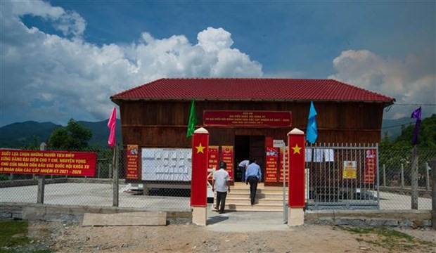 Nhà cộng đồng Bố Lang, xã Sơn Thái, huyện Khánh Vĩnh, tỉnh Khánh Hòa rực rỡ trước Ngày bầu cử. (Nguồn: TTXVN)
