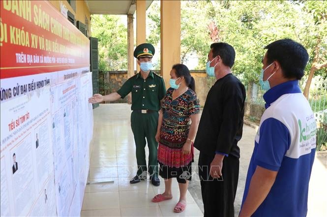 Bộ đội Biên phòng tỉnh Điện Biên tuyên truyền về bầu cử cho người dân tại địa bàn biên giới xã Mường Pồn, huyện Điện Biên, tỉnh Điện Biên. Ảnh: Xuân Tiến/TTXVN