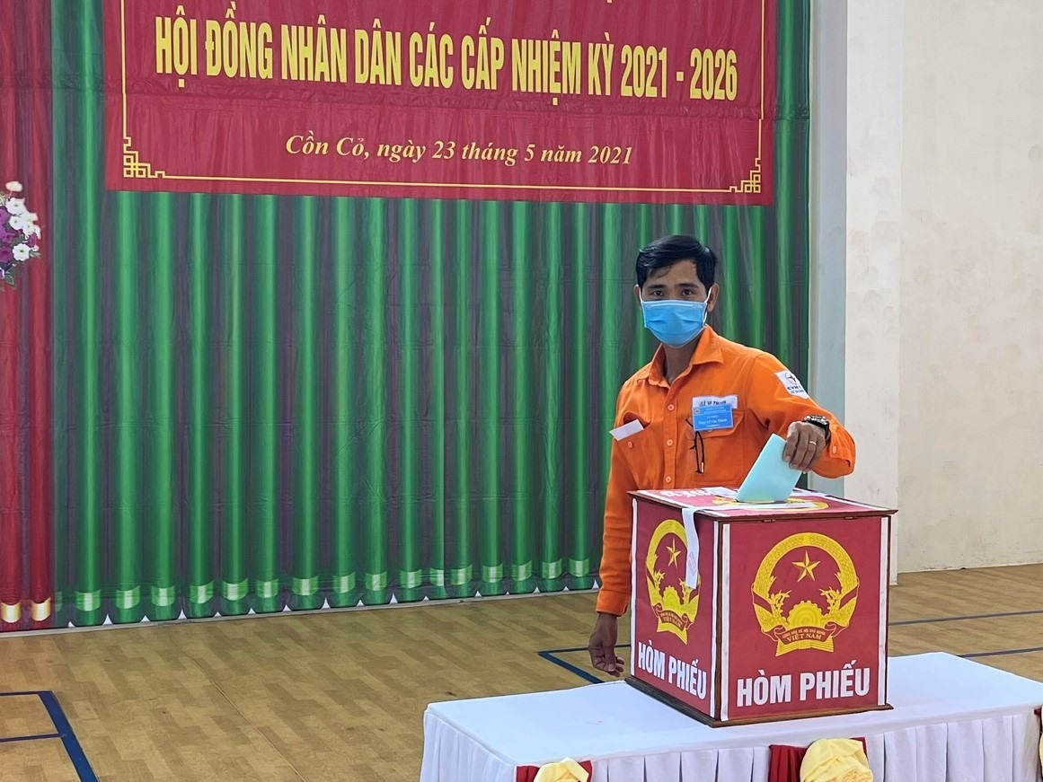 Anh Lê Văn Thành - Công nhân Trạm điện Cồn Cỏ cho biết: "Tôi tin tưởng rằng mình đã lựa chọn đúng người đủ đức, đủ tài để đại diện cho mình làm người Đại biểu của nhân dân". Ảnh: PPH