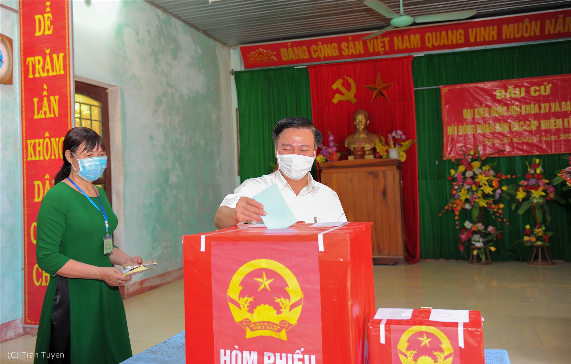 Chủ tịch UBMTTQ Việt Nam tỉnh Đào Mạnh Hùng bỏ phiếu bầu cử tại Tổ bầu cử số 1 để thực hiện quyền và nghĩa vụ công dân của mình -  Ảnh: Trần Tuyền/QTO
