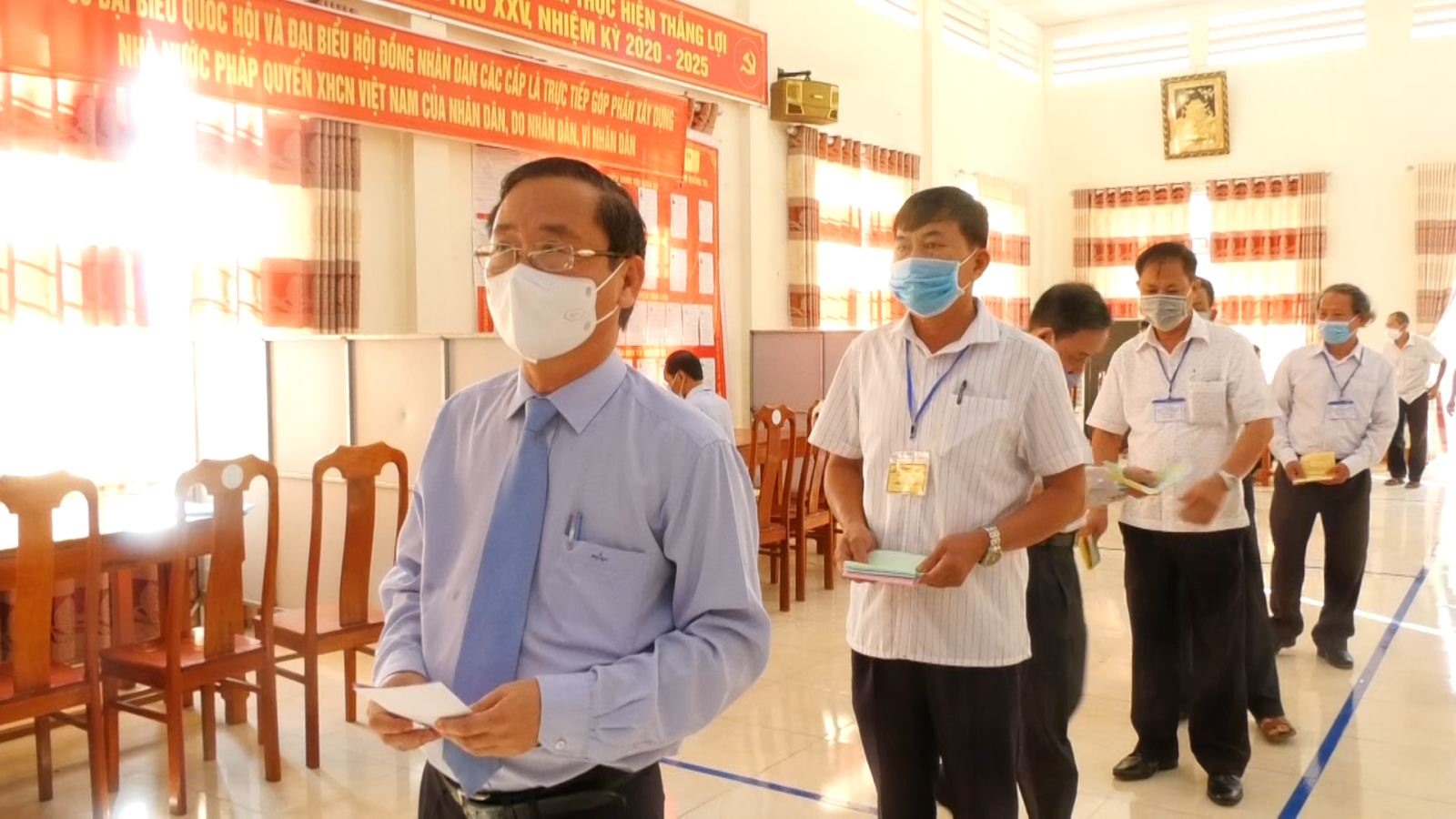 Đồng chí Hồ Đại Nam, UVBTV Tỉnh ủy, Trưởng Ban Tuyên giáo Tỉnh ủy bỏ phiếu tại thị trấn Hồ Xá huyện Vĩnh Linh