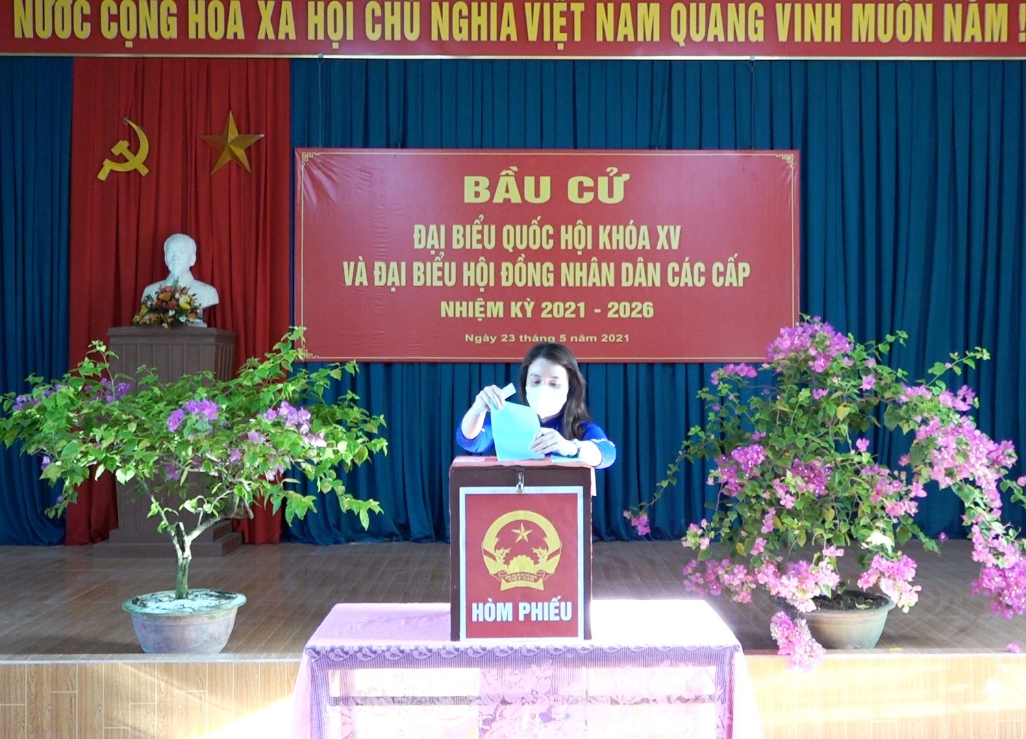 Đồng chí Hồ Thị Thu Hằng, UVBTV Tỉnh ủy, Chủ nhiệm Uỷ ban Kiểm tra Tỉnh ủy đã bỏ lá phiếu  tại đơn vị bầu cử  số 2, khu vực Phước Mỹ xã Triệu Giang huyện Triệu Phong.
