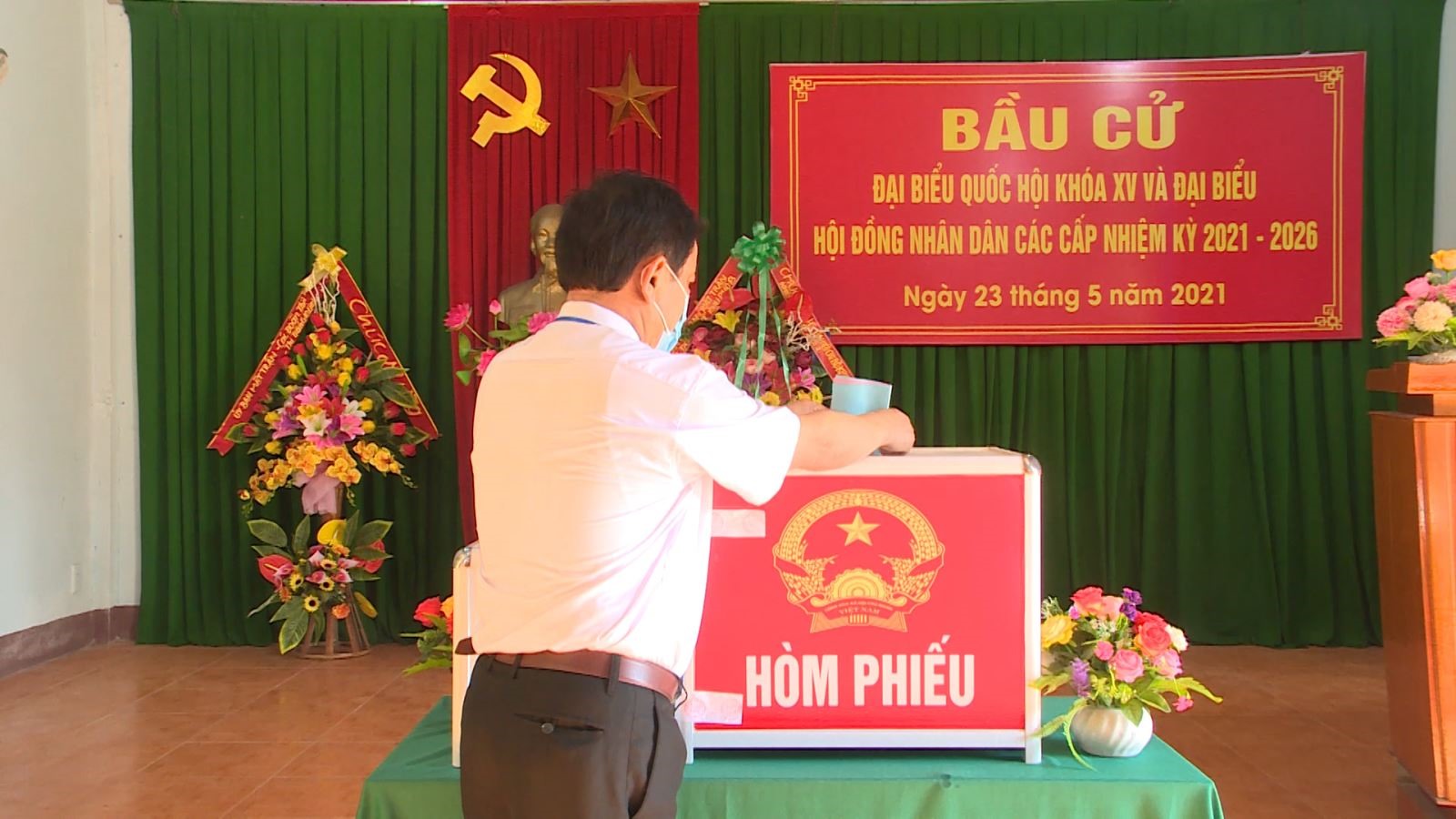 Đồng chí Hoàng Đức Thắng, UVBTVTU, Trưởng Đoàn ĐBQH tỉnh tham gia bỏ phiếu tại khu phố 8, thị trấn Gio Linh