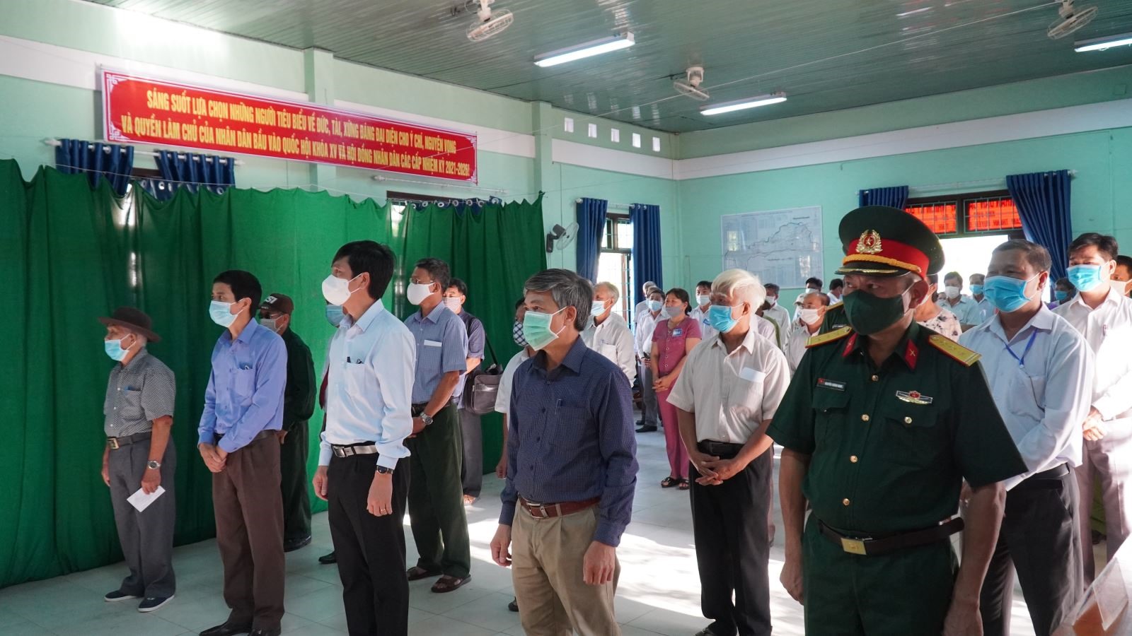 Phó Chủ tịch UBND tỉnh Hoàng Nam ( thứ 3 từ trái qua) tham dự khai mạc tại Tổ bầu cử số 5, xã Cam Thành huyện Cam Lộ