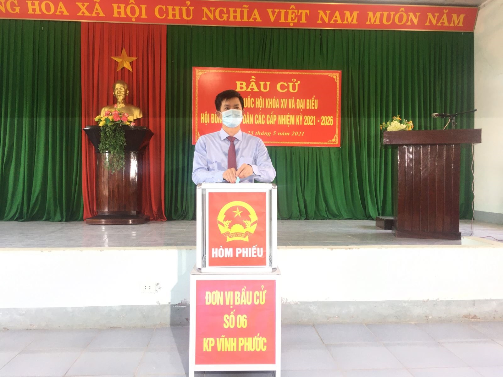 Bí thư Tỉnh ủy Lê Quang Tùng bỏ phiếu tại đơn vị bầu cử số 6, phường Đông Lương thành phố Đông Hà