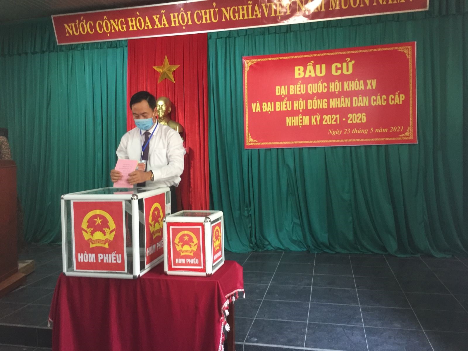 Đồng chí Nguyễn Đăng Quang, Phó Bí thư Thường trực Tỉnh ủy, Chủ tịch HĐND tỉnh bỏ phiếu tại khu vực bầu cử số 5, thuộc khu phố 5, phường 5, thành phố Đông Hà