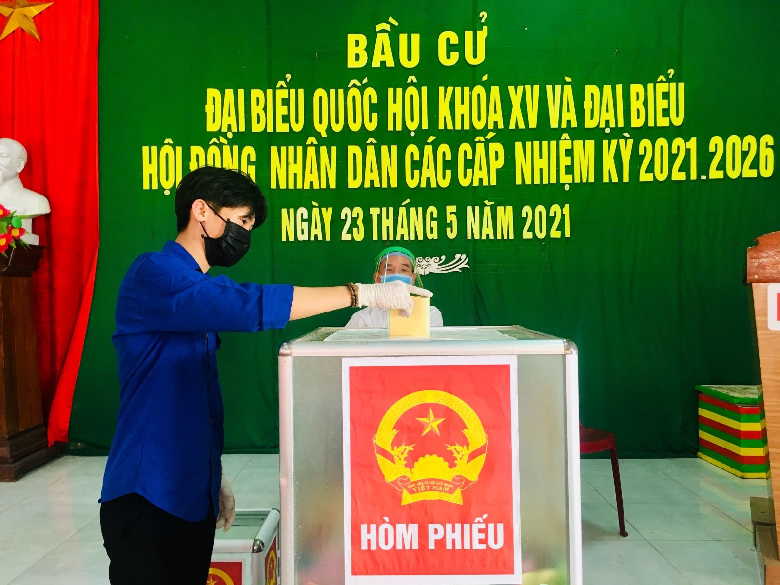 Em Nguyễn Tất Tùng 18 tuổi, khu phố 5 phường 1 thành phố Đông Hà lần đầu tiên thực hiện quyền bầu cử của mình