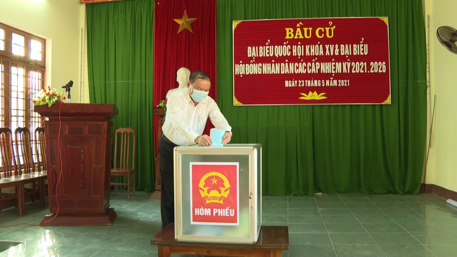 Đồng chí Nguyễn Văn Hùng, UVTW Đảng, Bộ trường Bộ VHTT&DL bầu cử tại điểm bầu cử số 6, phường 1 thành phố Đông Hà