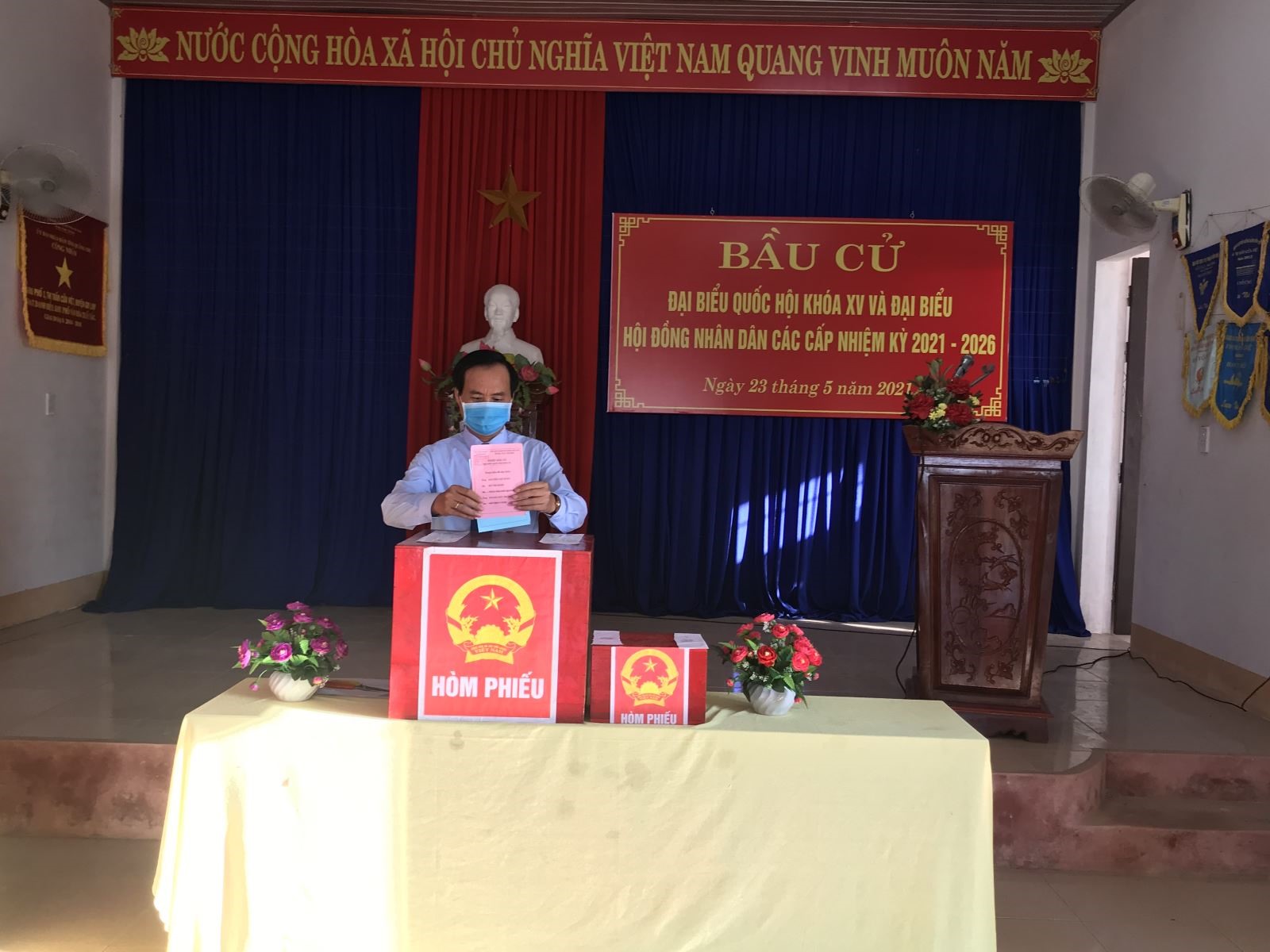 Đồng chí Võ Văn Hưng, Phó Bí thư Tỉnh ủy, Chủ tịch UBND tỉnh bỏ phiếu tại tổ bầu cử số 1, thị trấn Cửa Việt huyện Gio Linh