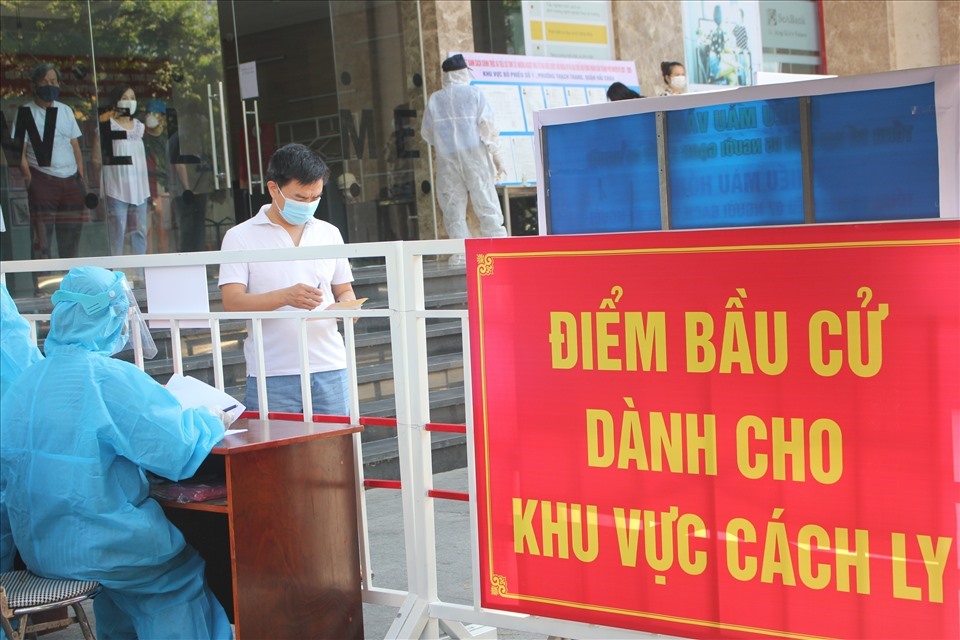 Điểm bầu cử tại khu phong toả, cách ly tại Đà Nẵng được thực hiện đảm bảo công tác phòng dịch. Ảnh: TT