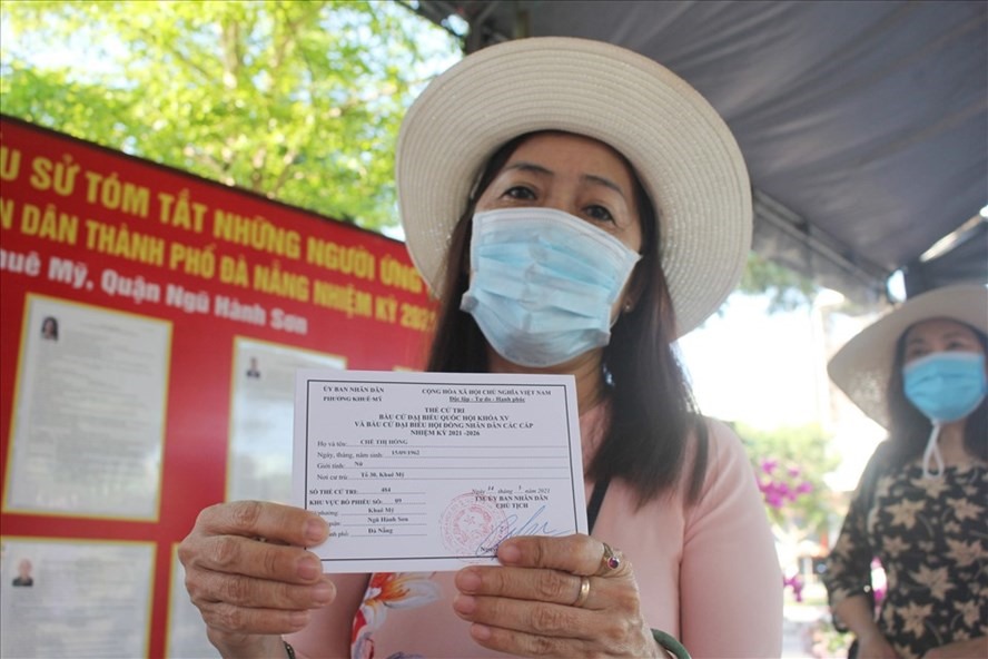 Người dân Đà Nẵng mặc áo dài đi bỏ phiếu tạo nên không khí trang trọng, sôi nổi. Ảnh: Thuỳ Trang