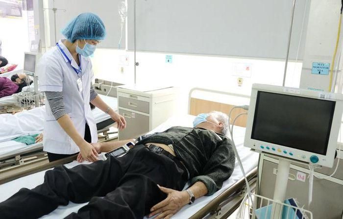 Đo huyết áp cho bệnh nhân tại Bệnh viện Tim Hà Nội. Ảnh: Phạm Hùng