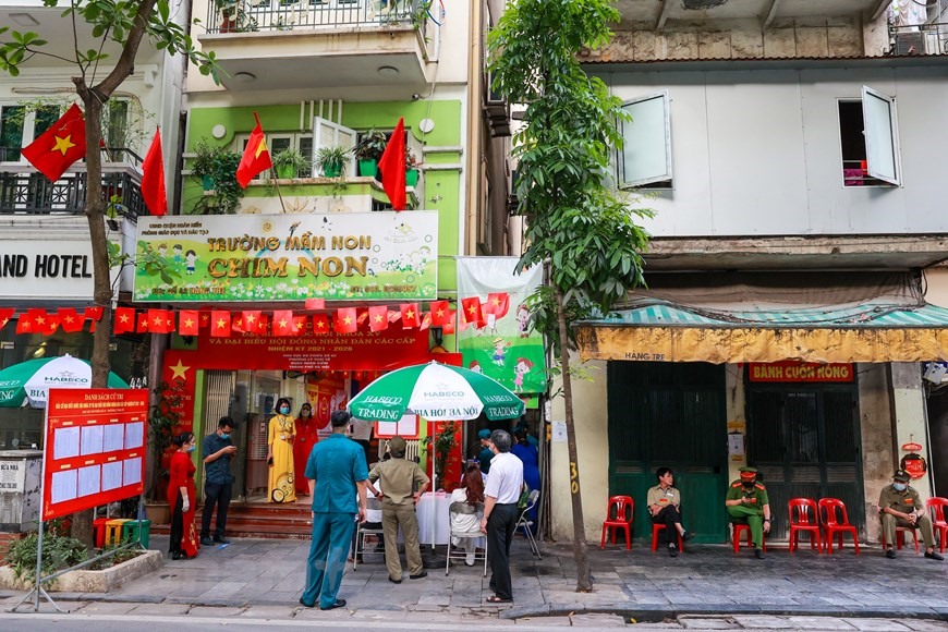 Địa điểm bỏ phiếu của cử tri Phạm Văn Ca nằm trên phố Hàng Tre cách nhà ông quãng đường không quá dài. (Ảnh: Minh Sơn/Vietnam+)