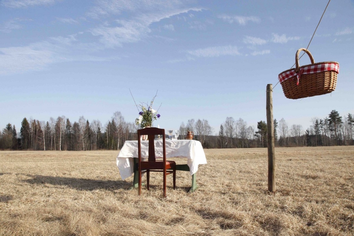 Dịch vụ bàn ăn giữa cánh đồng ở Värmland, Thụy Điển. Nguồn: Handout