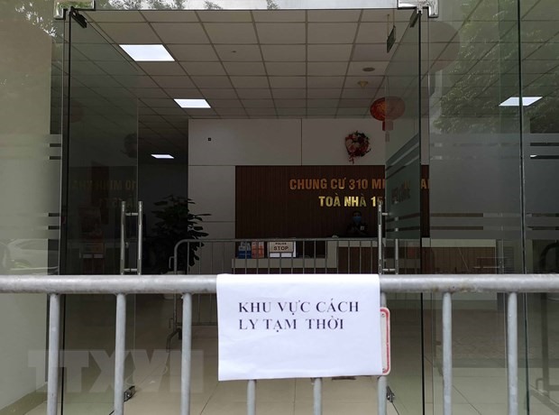 Người dân tại một chung cư ở Minh Khai tạm thời không di chuyển do có ca nghi mắc COVID-19. (Ảnh: Thanh Tùng/TTXVN)