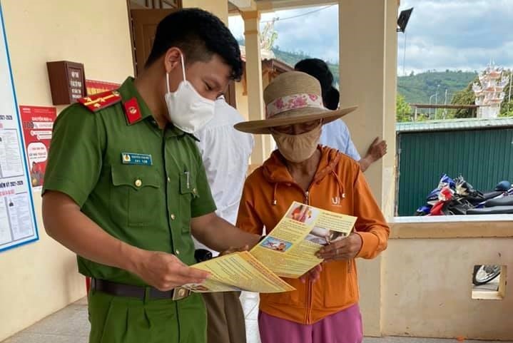 Công an thị trấn Lao Bảo phát tờ rơi và thư kêu gọi đấu tranh phòng chống tệ nạn ma túy của Giám đốc Công an tỉnh Quảng Trị. Ảnh: CALB.