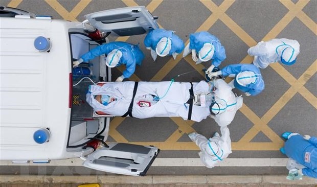 Nhân viên y tế chuyển bệnh nhân COVID-19 tới bệnh viện ở Vũ Hán, tỉnh Hồ Bắc, Trung Quốc. (Ảnh: THX/TTXVN)