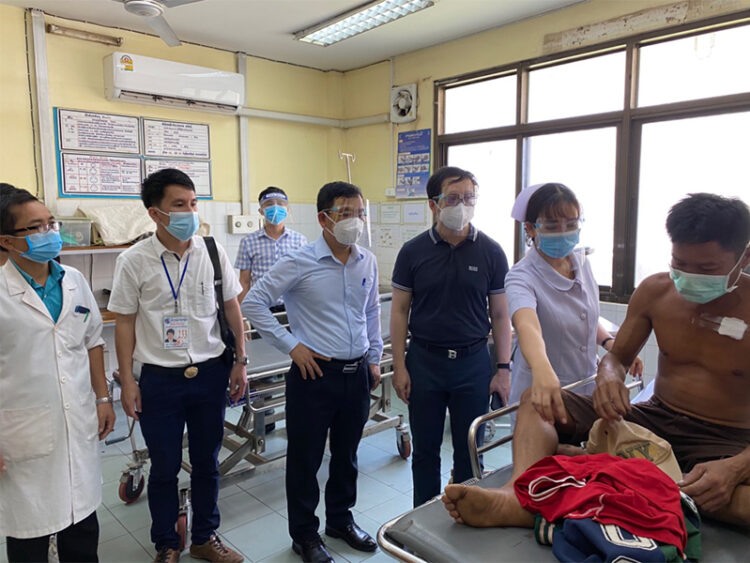 Đoàn y, bác sĩ Việt Nam điều trị người bệnh Covid-19 tại Lào.