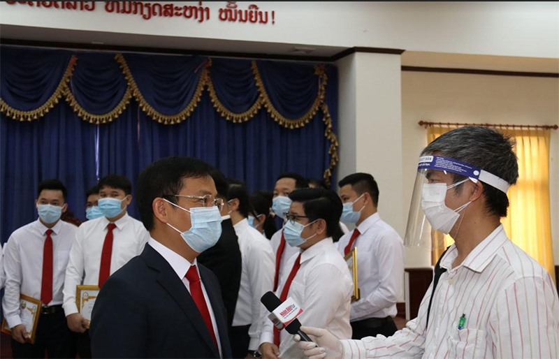 TS, BS Vương Ánh Dương (trái) trả lời phỏng vấn phóng viên Báo Nhân Dân thường trú tại Lào.