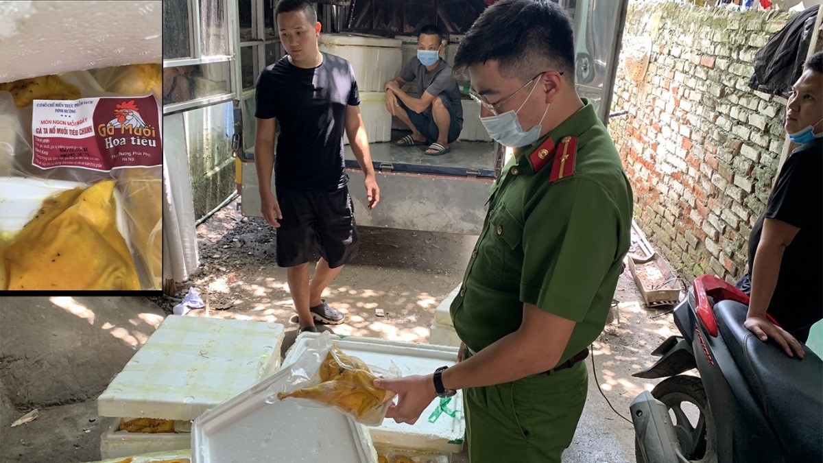 Hàng nghìn khay gà ủ muối nhập khẩu được Công an quận Bắc Từ Liêm phát hiện, thu giữ tại phường Minh Khai.