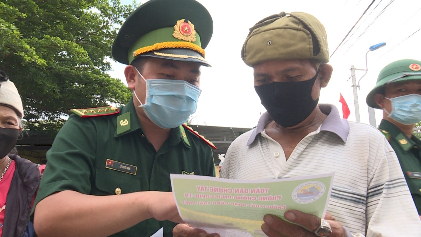 Các chiến sỹ Đồn Biên phòng Lao Bảo phối hợp với lực lượng dân quân địa phương tuần tra dọc tuyến biên giới Việt - Lào
