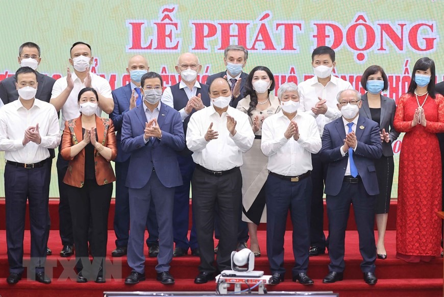 Chủ tịch nước Nguyễn Xuân Phúc cùng các đại biểu tham gia quyên góp ủng hộ phòng, chống dịch COVID-19. (Ảnh: Thống Nhất/TTXVN)