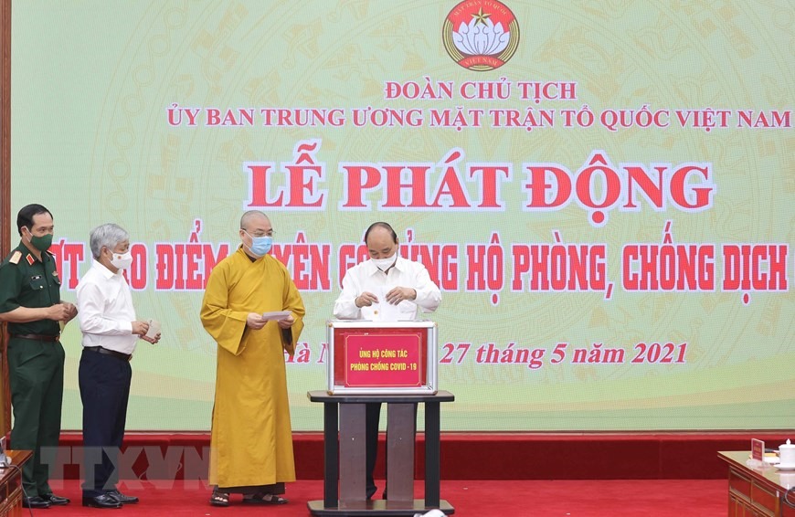 Chủ tịch nước Nguyễn Xuân Phúc quyên góp ủng hộ phòng, chống dịch COVID- 19. (Ảnh: Thống Nhất/TTXVN)