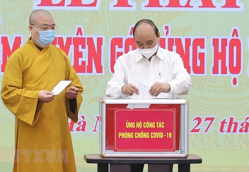 Chủ tịch nước Nguyễn Xuân Phúc quyên góp ủng hộ phòng, chống dịch COVID- 19. (Ảnh: Thống Nhất/TTXVN)