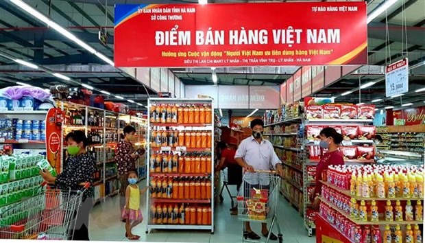 Điểm bán hàng Việt Nam tại Hà Nam thu hút đông đảo người dân đến mua sắm. (Ảnh: Nguyễn Chinh/TTXVN)