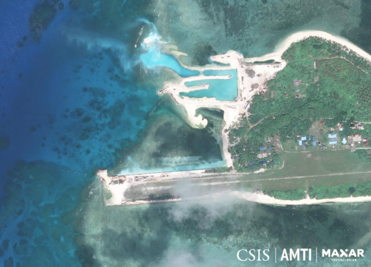 Đường băng và âu tàu Philippines xây dựng trái phép trên đảo Thị Tứ. Ảnh: AMTI-CSIS.