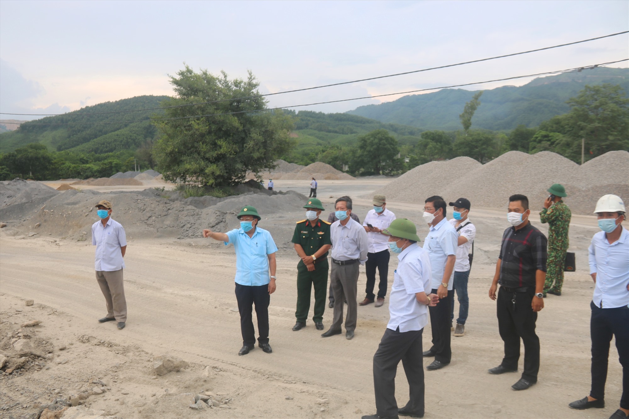 Phó Chủ tịch Thường trực UBND tỉnh Hà Sỹ Đồng kiểm tra tình hình khai thác đá làm vật liệu xây dựng thông thường của các doanh nghiệp tại khu vực Tân Lâm, huyện Cam Lộ - Ảnh: N.B