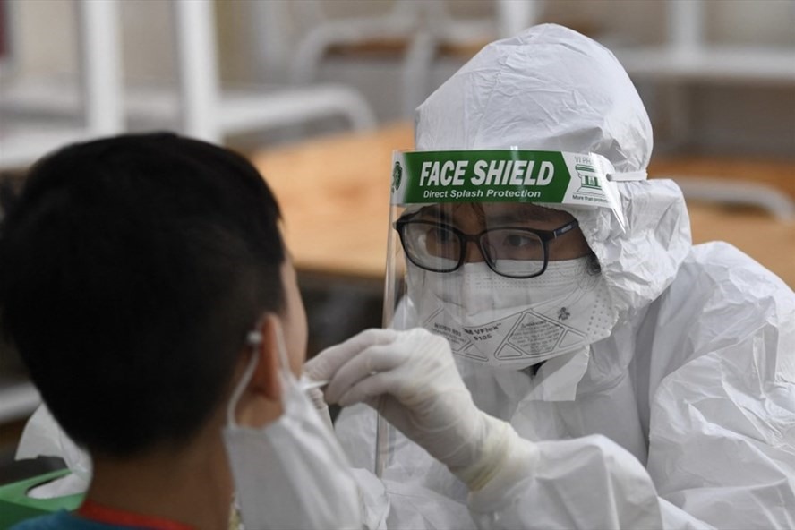 Nhân viên y tế lấy mẫu xét nghiệm COVID-19 tại một địa điểm ở Hà Nội. Nguồn: AFP