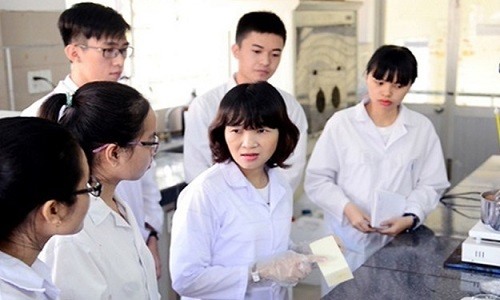 TS Hoàng Thị Đông Quỳ đang hướng dẫn sinh viên nghiên cứu khoa học