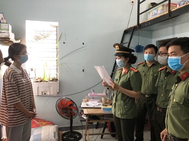 Cơ quan điều tra đọc lệnh bắt giữ Phan Thị Thảo Ly. (Nguồn: Cand)
