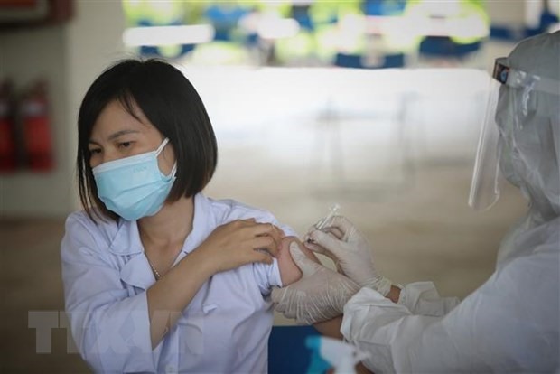Tiêm vaccine phòng COVID-19 cho công nhân trong khu công nghiệp Đình Trám, Bắc Giang. (Ảnh: Danh Lam/TTXVN)