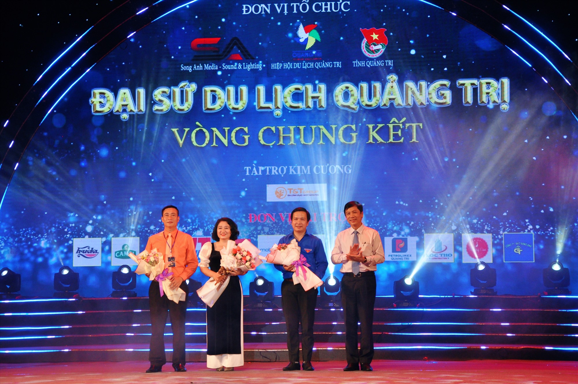 Phó Chủ tịch UBND tỉnh Hoàng Nam tặng hoa cho đơn vị tổ chức cuộc thi - Ảnh: Q.H