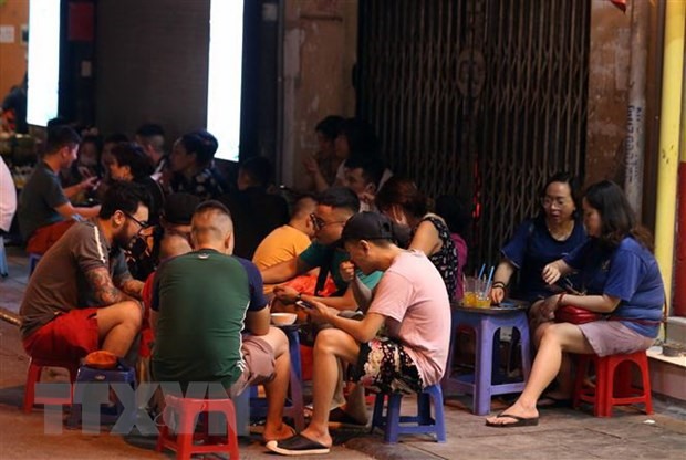 Tình trạng tụ tập đông người vẫn diễn ra tại khu vực Chợ Gạo, Hà Nội, tối 2/5/2021. (Ảnh: Phạm Kiên/TTXVN)