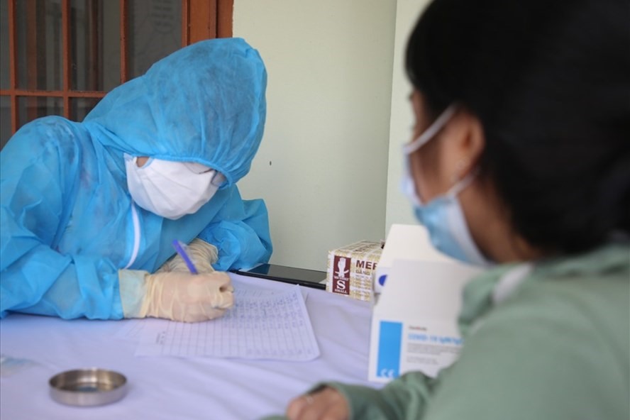 Cán bộ y tế tại Quảng Trị thực hiện các thủ tục lấy mẫu xét nghiệm COVID-19. Ảnh: Hưng Thơ.