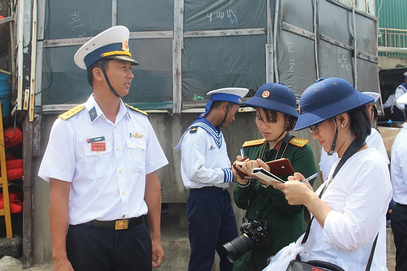 Thượng úy Lê Anh Sơn, Chỉ huy trưởng đảo Đá Thị niềm nở đón tiếp và trả lời phóng viên báo chí -Ảnh: M.H​