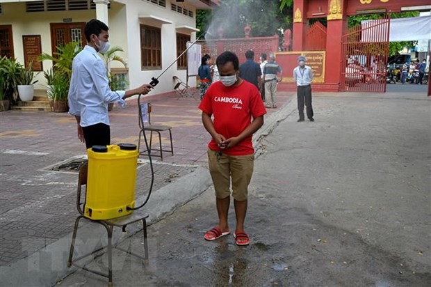 Khử khuẩn phòng lây nhiễm COVID-19 tại Phnom Penh, Campuchia. (Ảnh: AFP/TTXVN)