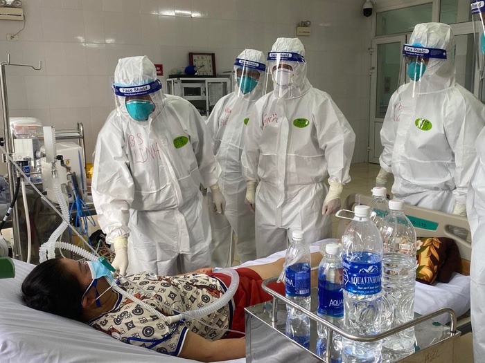 Đội phản ứng nhanh Bệnh viện Chợ Rẫy chăm sóc cho bệnh nhân tại Bắc Giang - Ảnh: BVCC