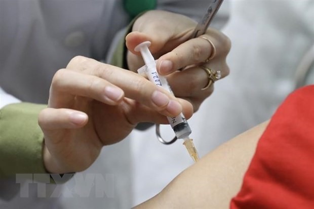 Tiêm thử nghiệm vaccine Nano Covax giai đoạn 2 cho tình nguyện viên. (Ảnh: Minh Quyết/TTXVN)