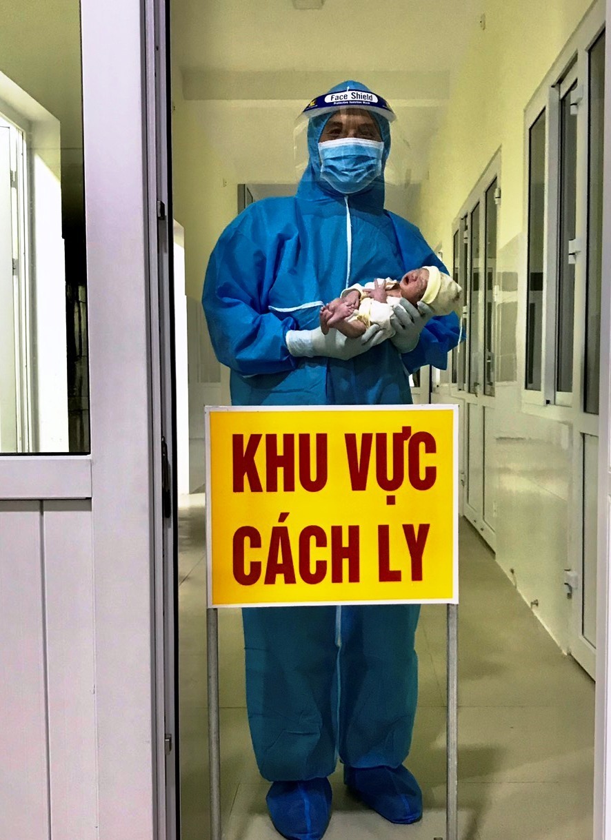 Bé trai chào đời an toàn trong khu cách ly phòng chống COVID-19 ở Bệnh viện Đa khoa Khu vực Triệu Hải. Ảnh: Bội Nhiên.