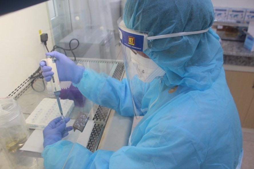 Phòng xét nghiệm của Trung tâm Kiểm soát bệnh tật tỉnh Quảng Trị đủ năng lực thực hiện xét nghiệm khẳng định SARS-CoV-2. Ảnh: Bội Nhiên.