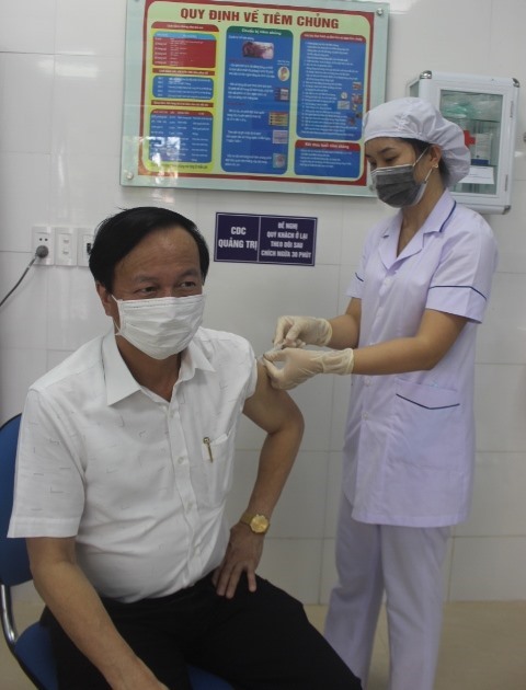 Thạc sĩ-bác sĩ Đỗ Văn Hùng-Tỉnh ủy viên, Giám đốc Sở Y tế tỉnh Quảng Trị tiên phong tiêm vaccine. Ảnh: Bội Nhiên.