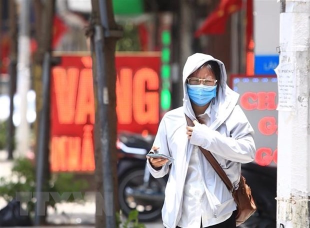 Người đi bộ khó chịu với thời tiết trong đợt nắng, nóng tại Hà Nội. (Ảnh: Hoàng Hiếu/TTXVN)