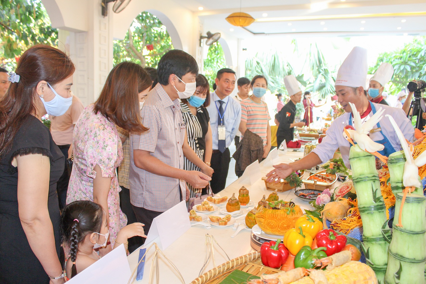 Phó Chủ tịch UBND tỉnh Hoàng Nam nghe các đội thi giới thiệu về các món ăn -Ảnh: H.T