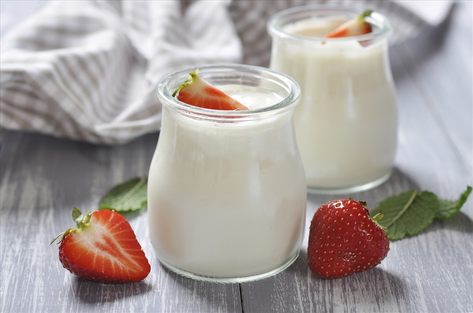 Axit trong sữa chua còn có khả năng kiềm hãm sự phát triển của vi khuẩn lên men thối trong cơ thể. Ảnh AFP